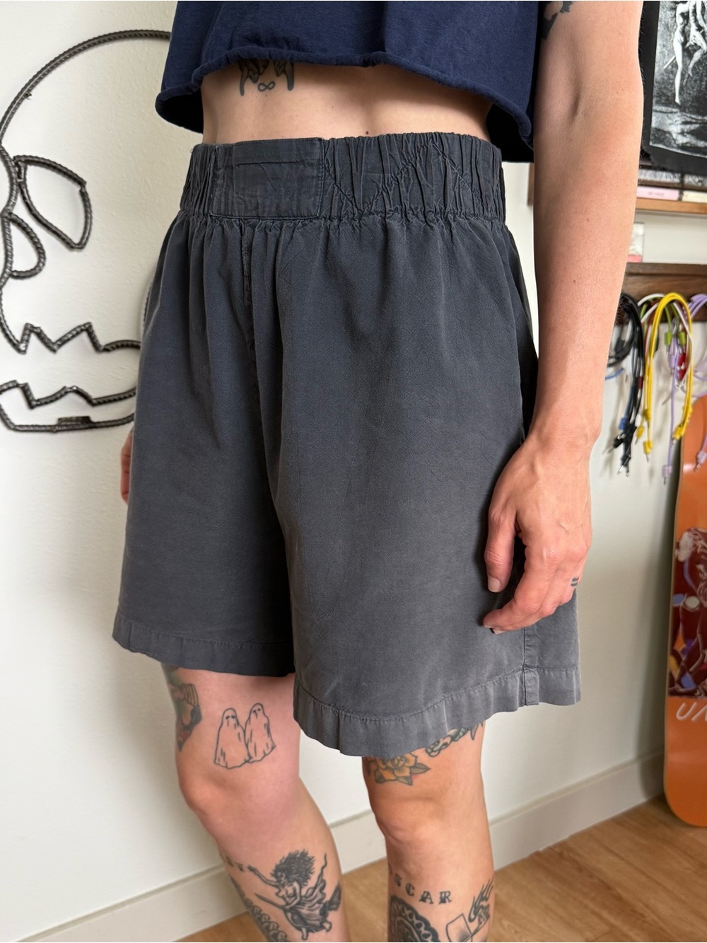 Vintage 90s Black Cotton High Waisted Pleated Paperbag Shorts ~ Size Medium - Picture 2 of 9